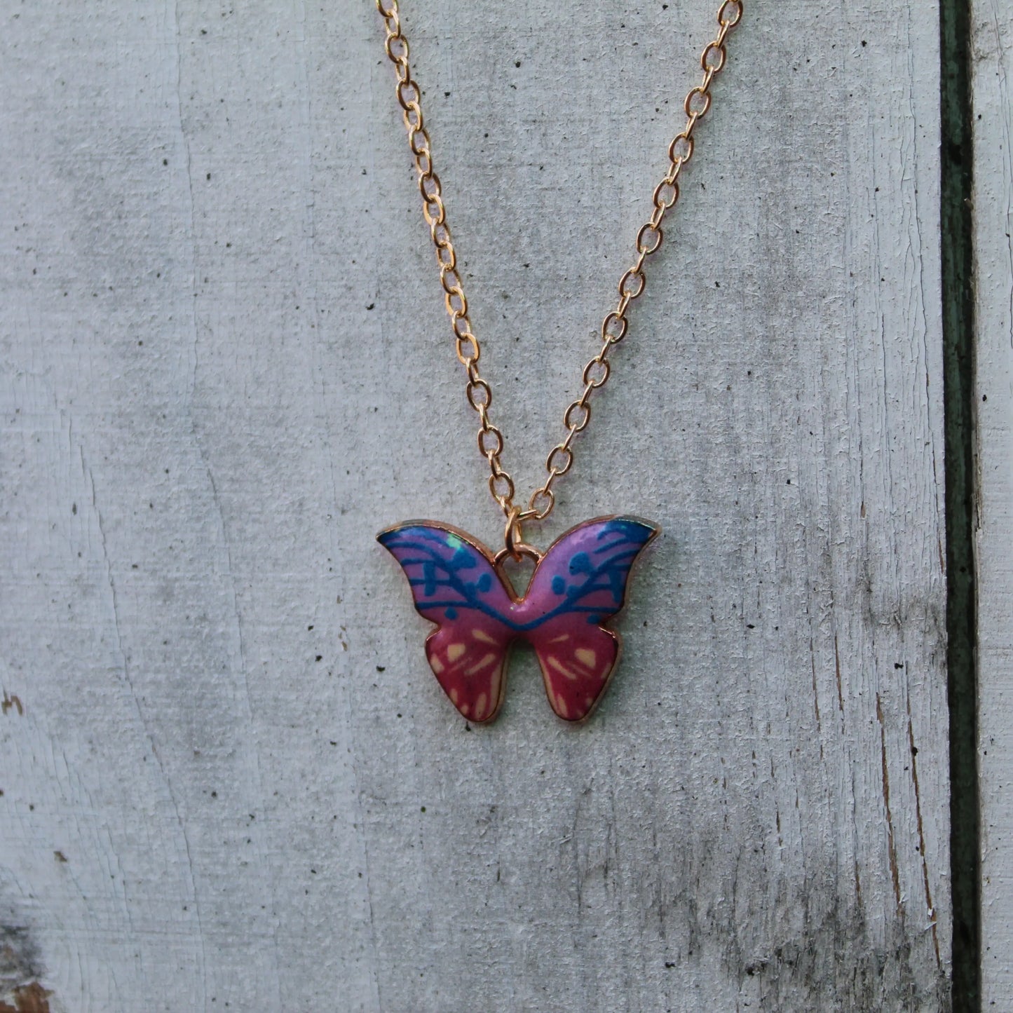 Vlinder Ketting met Symboliek – Paars & Rood Design Sparcle.shop