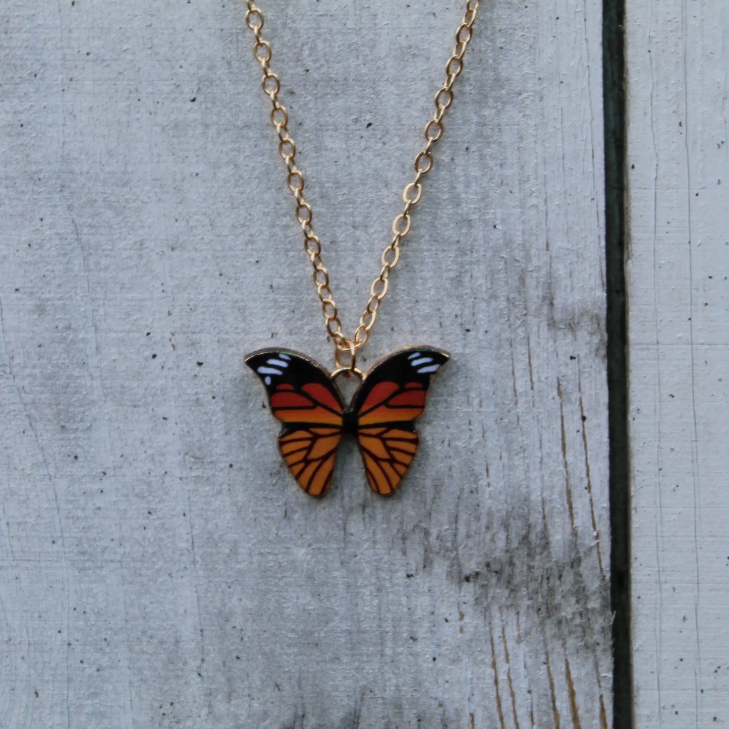 Vlinder Ketting met Symboliek – Rood & Geel Design Sparcle.shop