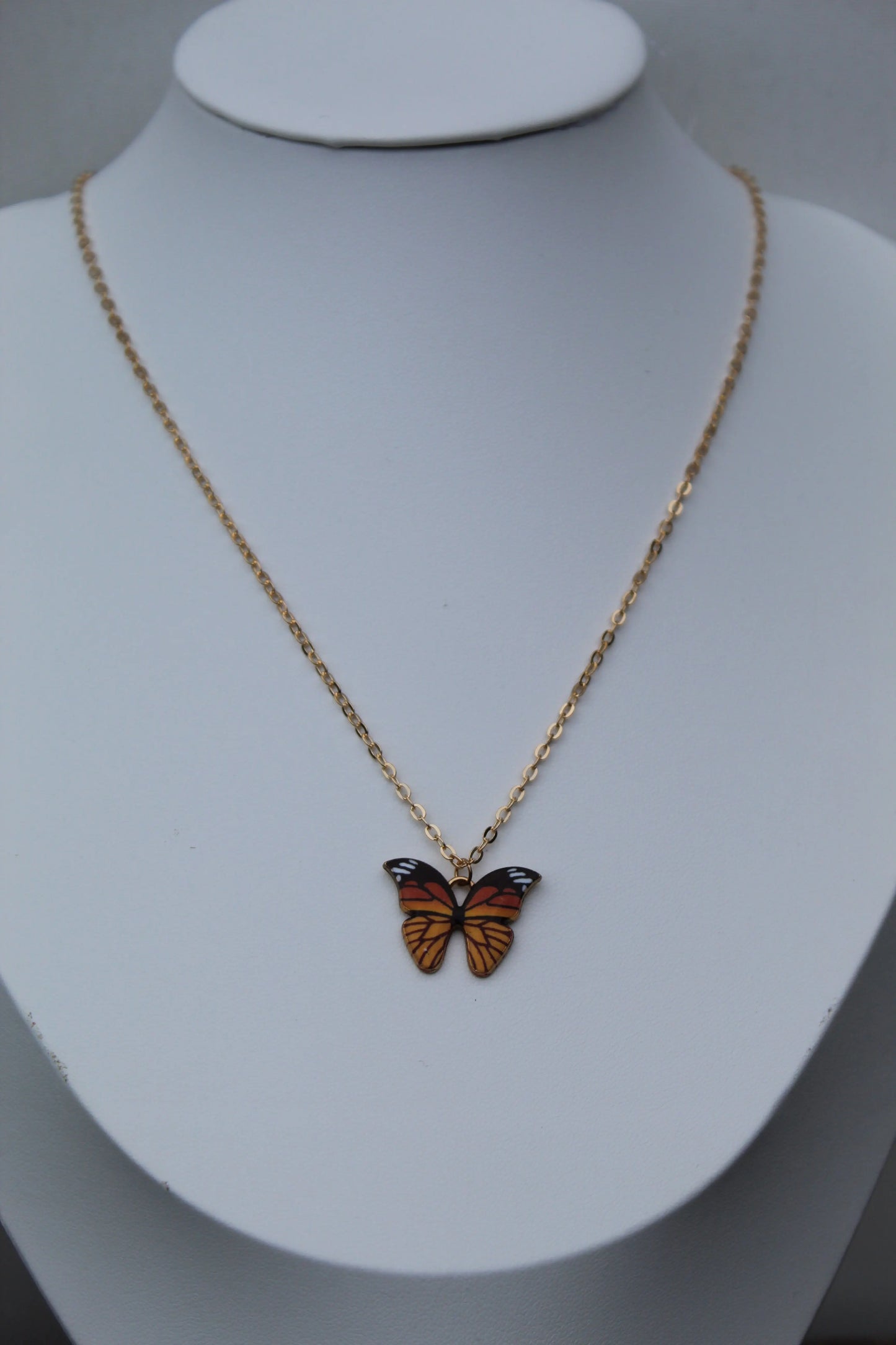 Vlinder Ketting met Symboliek – Rood & Geel Design Sparcle.shop