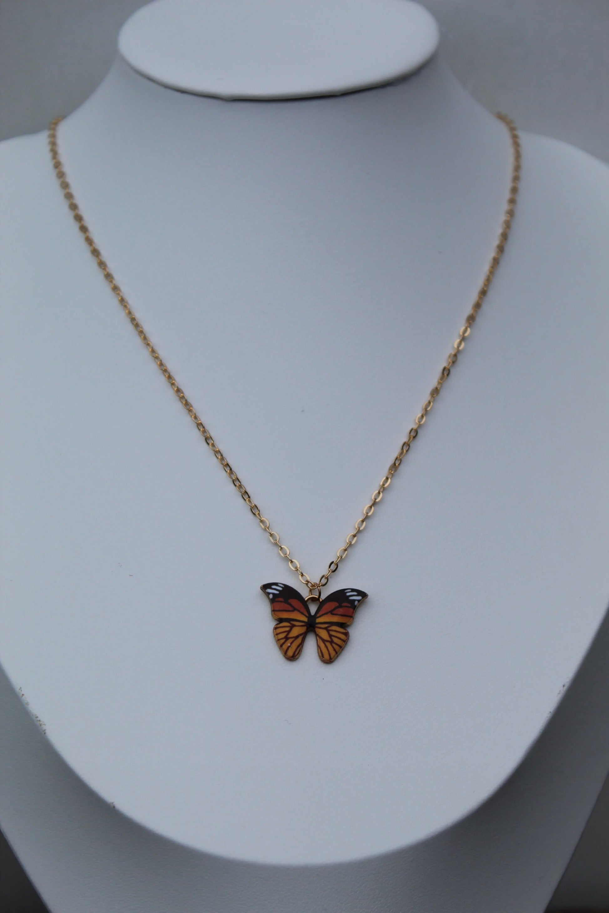 Vlinder Ketting met Symboliek – Rood & Geel Design Sparcle.shop