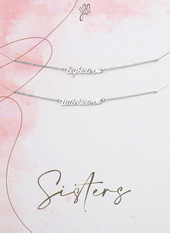 Zilveren Big Little Sister armbanden van stainless steel op kaartje met opschrift Sisters – Yehwang sieraden bij Sparcleshop.