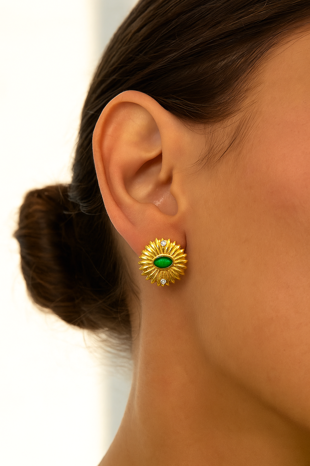 Goudkleurige oorstekers met felgroen bladmotief – stijlvolle damesoorbellen van 1,6 cm